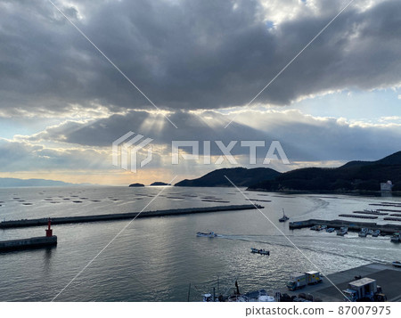 Sunbeams of Harima Nada seen from Murotsu Port 87007975