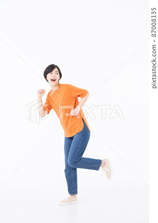 白色背景全身年輕女子 87008135