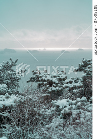 Matsushima Bay seen from Mt. Sokan, winter snow scene, first sunrise (Matsushima Town, Miyagi Prefecture) Matsushima Bay seen from Mt. Sokan, winter snow scene, first sunrise (Matsushima Town, Miyagi Prefecture) 87008189