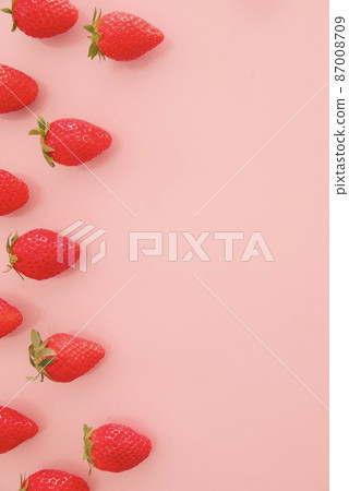 Strawberry and copy space vertical composition 87008709