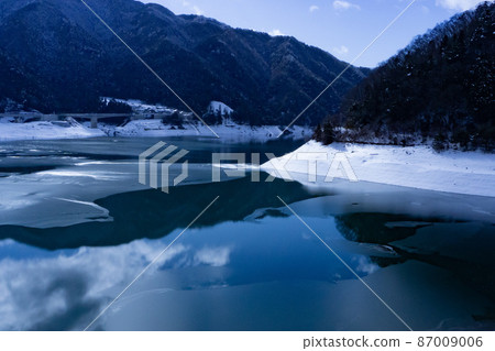 Snow scene of Lake Eigenji Snow scene of Lake Eigenji 87009006