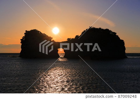 [Wakayama Prefecture] Evening view of Engetsu Island (Takashima) 87009248