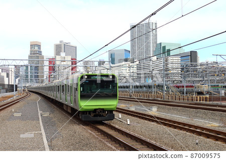 山手線 E235 系列列車和臥舖特快“日出瀨戶/出雲”在高輪門戶站 87009575