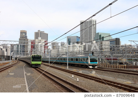 Yamanote Line E235 series train and Keihin Tohoku Line E233 series sleeper limited express "Sunrise Seto / Izumo" at Takanawa Gateway Station Yamanote Line E235 series train and Keihin Tohoku Line E233 series sleeper limited express "Sunrise Seto / Izumo" at Takanawa Gateway Station 87009648