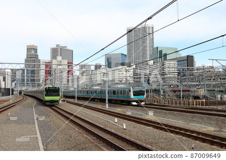Yamanote Line E235 series train and Keihin Tohoku Line E233 series sleeper limited express "Sunrise Seto / Izumo" at Takanawa Gateway Station Yamanote Line E235 series train and Keihin Tohoku Line E233 series sleeper limited express "Sunrise Seto / Izumo" at Takanawa Gateway Station 87009649