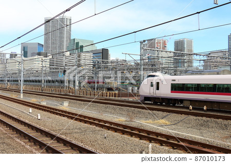 特快列車 E657 系列日立和臥舖特快“日出瀨戶/出雲”在高輪門戶站 87010173