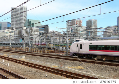 特快列車 E657 系列日立和臥舖特快“日出瀨戶/出雲”在高輪門戶站 特快列車 E657 系列日立和臥舖特快“日出瀨戶/出雲”在高輪門戶站 87010175