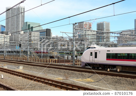 特快列車 E657 系列日立和臥舖特快“日出瀨戶/出雲”在高輪門戶站 特快列車 E657 系列日立和臥舖特快“日出瀨戶/出雲”在高輪門戶站 87010176