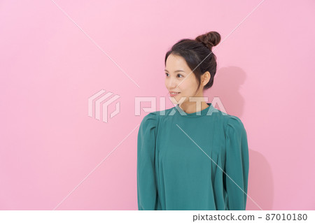 20 多歲粉紅色背景中的女性肖像 20 多歲粉紅色背景中的女性肖像 87010180
