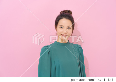20 多歲粉紅色背景中的女性肖像 20 多歲粉紅色背景中的女性肖像 87010181