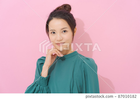 20 多歲粉紅色背景中的女性肖像 20 多歲粉紅色背景中的女性肖像 87010182