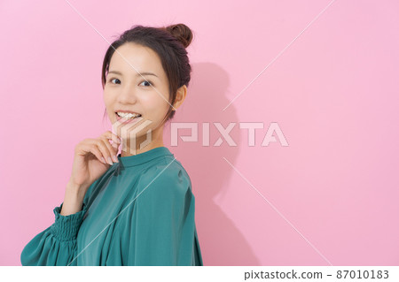 20 多歲粉紅色背景中的女性肖像 20 多歲粉紅色背景中的女性肖像 87010183