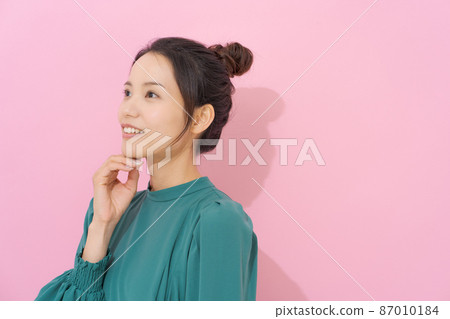 20 多歲粉紅色背景中的女性肖像 87010184