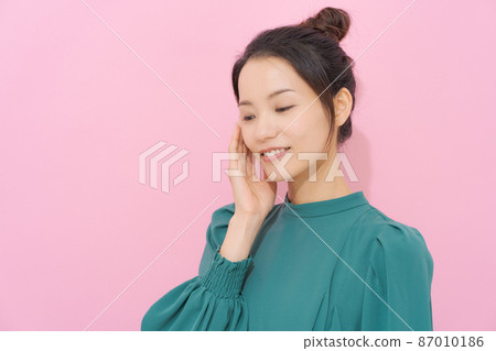 20 多歲粉紅色背景中的女性肖像 20 多歲粉紅色背景中的女性肖像 87010186