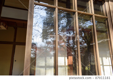 Former Iwasaki Family Suehiro Bettei: Autumn leaves that shine on the hand-rolled glass Former Iwasaki Family Suehiro Bettei: Autumn leaves that shine on the hand-rolled glass 87011181