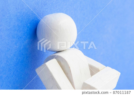 一個人靠牆站著 87011187