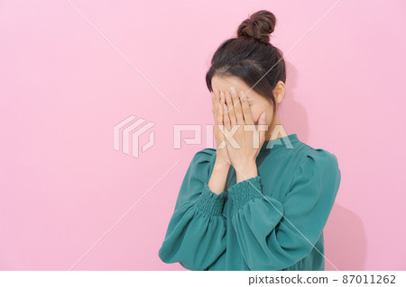 Female color background covering the face 87011262