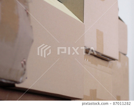 Cardboard boxes lined up in the warehouse up 87011282