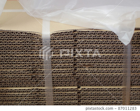A stack of stacked cardboard boxes for packing 87011283