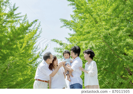 三代家庭在公園裡玩 87011505