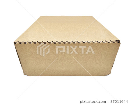 白色背景上的一個小紙板箱，蓋子關閉 87011644
