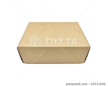 在白色背景採取的一個小紙板箱的前面 87011646