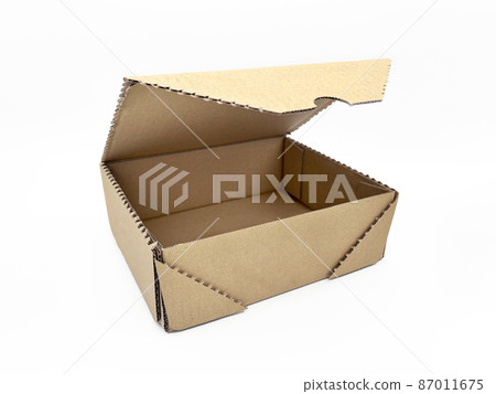 在對角線的白色背景採取的紙板箱 87011675