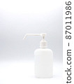 酒精噴霧瓶白色背景肖像 87011986