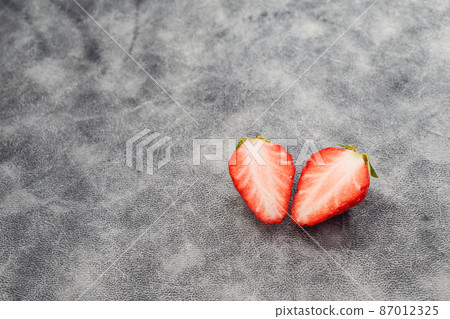 Cut strawberries lined with leather-like fabrics (Kanakomachi, February) Cut strawberries lined with leather-like fabrics (Kanakomachi, February) 87012325
