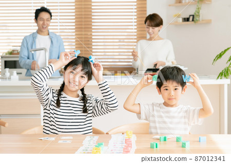 Siblings studying english 87012341