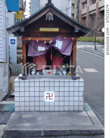 A shrine in a strange place 87012674