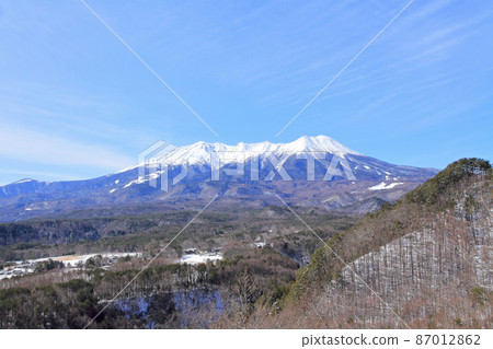 從海田高原久藏峠看到的冬天的御嶽山 從海田高原久藏峠看到的冬天的御嶽山 87012862