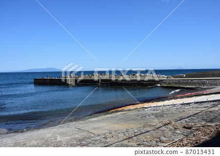 東伊豆町白田堤岸和垂釣者 87013431
