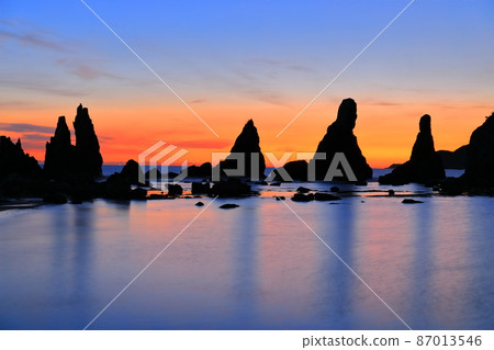 [Wakayama Prefecture] Dawn of Hashiguiiwa Rocks (Shionomisaki, Kii Peninsula) 87013546
