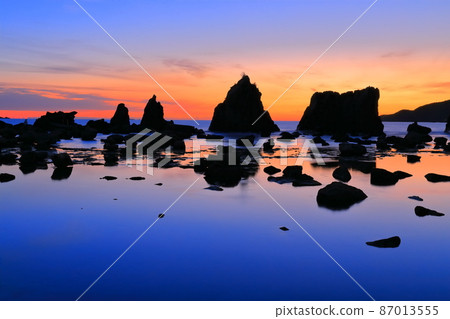 [Wakayama Prefecture] Dawn of Hashiguiiwa Rocks (Shionomisaki, Kii Peninsula) 87013555