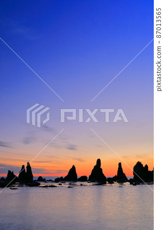 [Wakayama Prefecture] Dawn of Hashiguiiwa Rocks (Shionomisaki, Kii Peninsula) 87013565