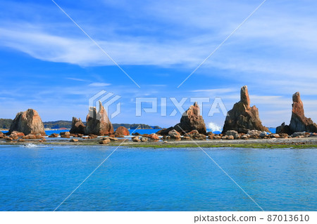 [和歌山縣] 晴天下的橋鬼岩（紀伊半島鹽之崎） 87013610