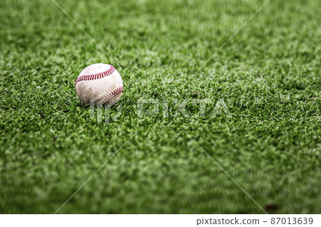 A ball (hard ball) that rolls on the artificial turf ground of a baseball stadium 87013639