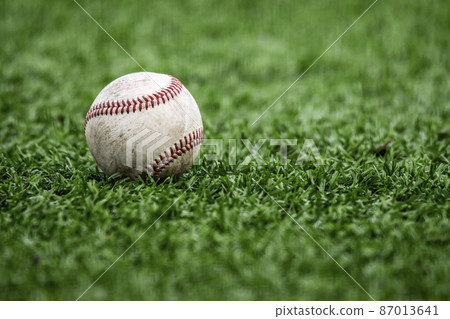 在棒球場的人造草坪上滾動的球(硬球) 在棒球場的人造草坪上滾動的球(硬球) 87013641