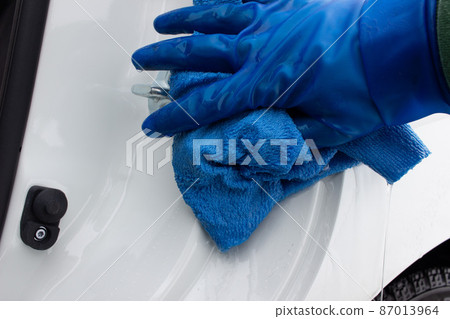 用含有大量水的洗車巾擦拭髒污區域。 用含有大量水的洗車巾擦拭髒污區域。 87013964