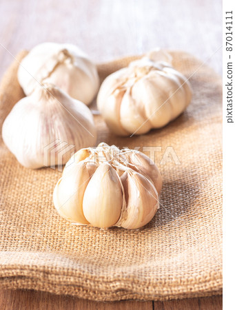 Close up fresh garlic on sackcloth Close up fresh garlic on sackcloth 87014111
