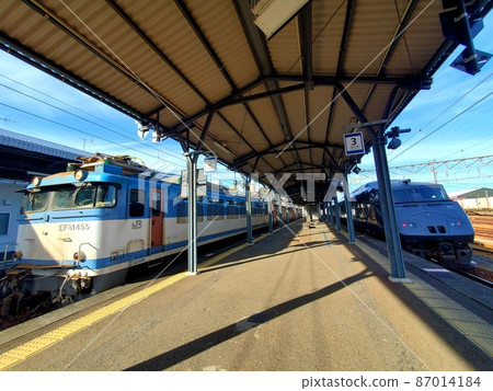 JR九州延岡站EF81貨運列車(8075 Les)787系列特快日向 JR九州延岡站EF81貨運列車(8075 Les)787系列特快日向 87014184