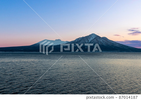 支笏湖的夕陽輝光 87014187