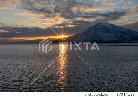 支笏湖和夕陽 87014188