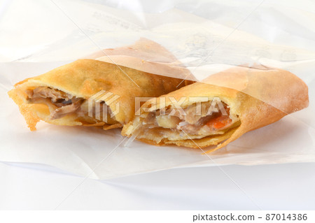 Spring rolls at convenience stores Spring rolls at convenience stores 87014386