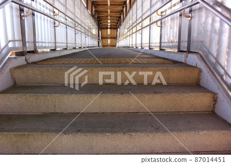 從北側道路看青梅線宮平站立交橋 87014451