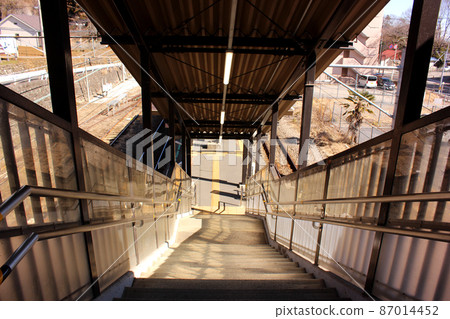 Platform of Miyanohira Station on the Ome Line as seen from the overpass Platform of Miyanohira Station on the Ome Line as seen from the overpass 87014452
