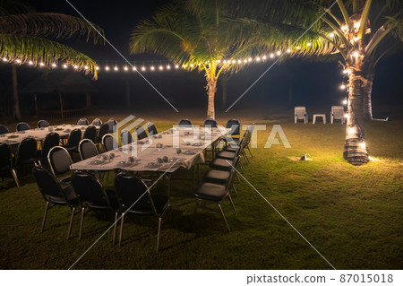 group dinner by beach with light decoration 87015018