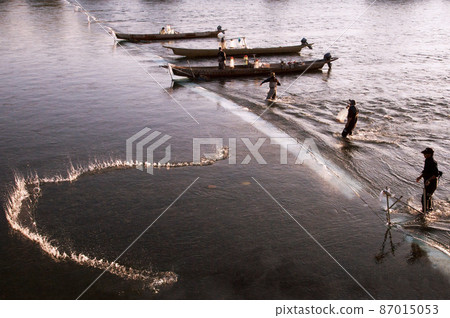 Seamen net fishing 87015053