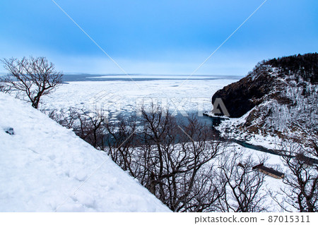 The beach where drift ice comes 87015311